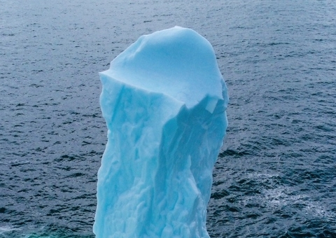 Fotos de iceberg em formato de pênis gigante viralizam na internet; veja