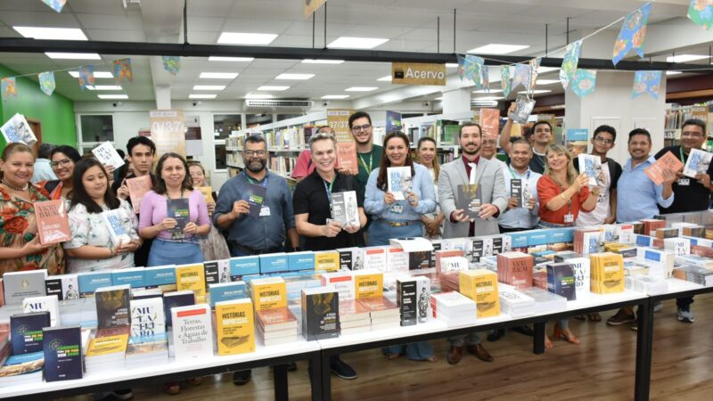 Gestão superior entrega livros e anuncia melhorias na ENS/UEA