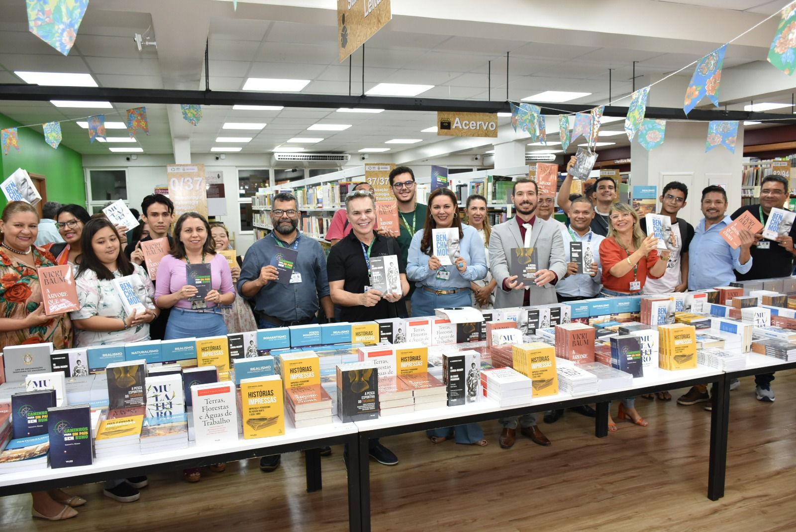 Gestão superior entrega livros e anuncia melhorias na ENS/UEA