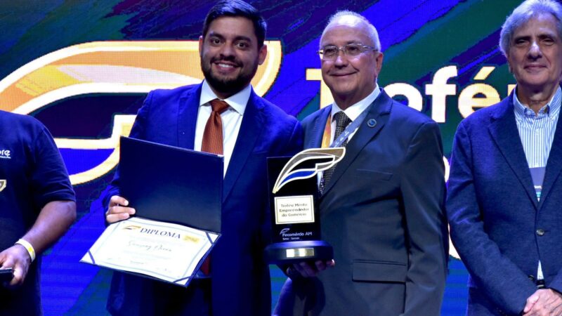 Reitor da UEA recebe Troféu Mérito Empreendedor pelo Samsung Ocean