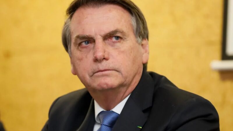 Bolsonaro se defende sobre divulgação do uso de PIX para familiares