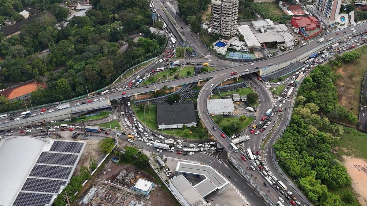 Trânsito fica caótico em Manaus após participantes formarem fila dupla de carros para entrar em evento, diz IMMU