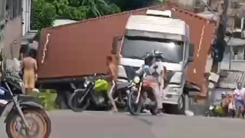 carreta desgovernada atinge casa em ladeira na zona leste de Manaus