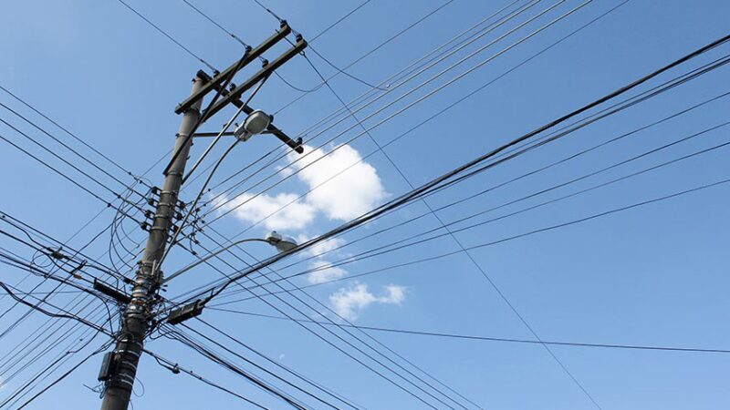 Poste tomba e atinge veículo no Jorge Teixeira após forte chuva em Manaus