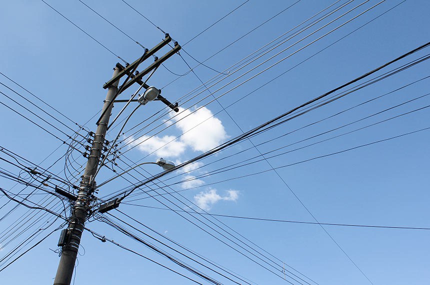 Poste tomba e atinge veículo no Jorge Teixeira após forte chuva em Manaus